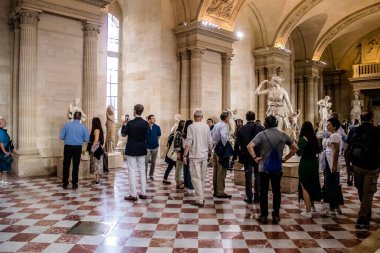 Paris, Fransa - 08 Eylül 2022 Dünyanın en büyük müzesi Louvre, sanat için ikonik bir yer, ziyaretçiler mermer heykellere ve usta resimlere hayran olmak için koridorlarda dolaşıyorlar.
