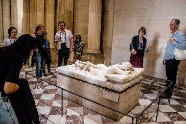 Paris, Fransa - 08 Eylül 2022 Dünyanın en büyük müzesi Louvre, sanat için ikonik bir yer, ziyaretçiler mermer heykellere ve usta resimlere hayran olmak için koridorlarda dolaşıyorlar.
