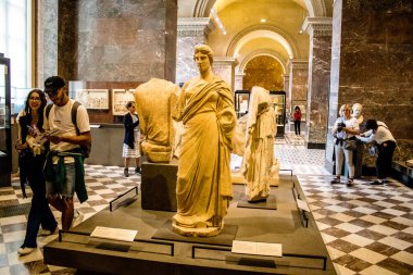 Paris, Fransa - 08 Eylül 2022 Dünyanın en büyük müzesi Louvre, sanat için ikonik bir yer, ziyaretçiler mermer heykellere ve usta resimlere hayran olmak için koridorlarda dolaşıyorlar.