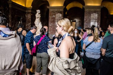 Paris, Fransa - 08 Eylül 2022 Dünyanın en büyük müzesi Louvre, sanat için ikonik bir yer, ziyaretçiler mermer heykellere ve usta resimlere hayran olmak için koridorlarda dolaşıyorlar.