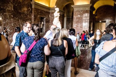 Paris, Fransa - 08 Eylül 2022 Dünyanın en büyük müzesi Louvre, sanat için ikonik bir yer, ziyaretçiler mermer heykellere ve usta resimlere hayran olmak için koridorlarda dolaşıyorlar.