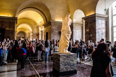 Paris, Fransa - 08 Eylül 2022 Dünyanın en büyük müzesi Louvre, sanat için ikonik bir yer, ziyaretçiler mermer heykellere ve usta resimlere hayran olmak için koridorlarda dolaşıyorlar.