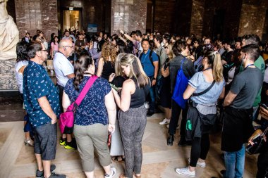 Paris, Fransa - 08 Eylül 2022 Dünyanın en büyük müzesi Louvre, sanat için ikonik bir yer, ziyaretçiler mermer heykellere ve usta resimlere hayran olmak için koridorlarda dolaşıyorlar.
