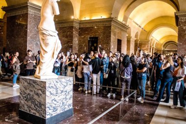 Paris, Fransa - 08 Eylül 2022 Dünyanın en büyük müzesi Louvre, sanat için ikonik bir yer, ziyaretçiler mermer heykellere ve usta resimlere hayran olmak için koridorlarda dolaşıyorlar.
