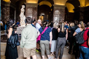 Paris, Fransa - 08 Eylül 2022 Dünyanın en büyük müzesi Louvre, sanat için ikonik bir yer, ziyaretçiler mermer heykellere ve usta resimlere hayran olmak için koridorlarda dolaşıyorlar.