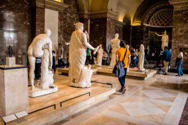Paris, Fransa - 08 Eylül 2022 Dünyanın en büyük müzesi Louvre, sanat için ikonik bir yer, ziyaretçiler mermer heykellere ve usta resimlere hayran olmak için koridorlarda dolaşıyorlar.