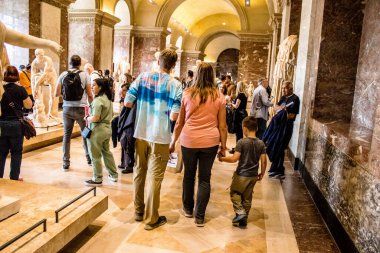 Paris, Fransa - 08 Eylül 2022 Dünyanın en büyük müzesi Louvre, sanat için ikonik bir yer, ziyaretçiler mermer heykellere ve usta resimlere hayran olmak için koridorlarda dolaşıyorlar.