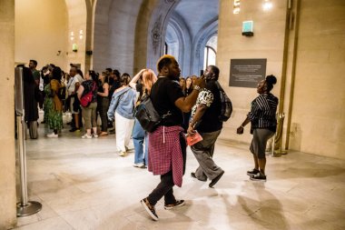 Paris, Fransa - 08 Eylül 2022 Dünyanın en büyük müzesi Louvre, sanat için ikonik bir yer, ziyaretçiler mermer heykellere ve usta resimlere hayran olmak için koridorlarda dolaşıyorlar.
