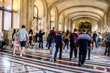 Paris, Fransa - 08 Eylül 2022 Dünyanın en büyük müzesi Louvre, sanat için ikonik bir yer, ziyaretçiler mermer heykellere ve usta resimlere hayran olmak için koridorlarda dolaşıyorlar.