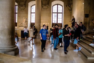 Paris, Fransa - 08 Eylül 2022 Dünyanın en büyük müzesi Louvre, sanat için ikonik bir yer, ziyaretçiler mermer heykellere ve usta resimlere hayran olmak için koridorlarda dolaşıyorlar.