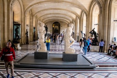 Paris, Fransa - 08 Eylül 2022 Dünyanın en büyük müzesi Louvre, sanat için ikonik bir yer, ziyaretçiler mermer heykellere ve usta resimlere hayran olmak için koridorlarda dolaşıyorlar.
