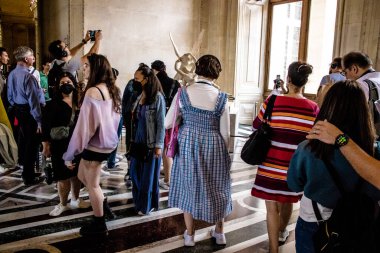 Paris, Fransa - 08 Eylül 2022 Dünyanın en büyük müzesi Louvre, sanat için ikonik bir yer, ziyaretçiler mermer heykellere ve usta resimlere hayran olmak için koridorlarda dolaşıyorlar.