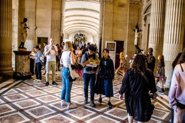 Paris, Fransa - 08 Eylül 2022 Dünyanın en büyük müzesi Louvre, sanat için ikonik bir yer, ziyaretçiler mermer heykellere ve usta resimlere hayran olmak için koridorlarda dolaşıyorlar.