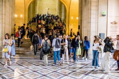 Paris, Fransa - 08 Eylül 2022 Dünyanın en büyük müzesi Louvre, sanat için ikonik bir yer, ziyaretçiler mermer heykellere ve usta resimlere hayran olmak için koridorlarda dolaşıyorlar.