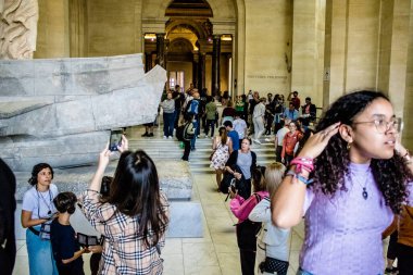 Paris, Fransa - 08 Eylül 2022 Dünyanın en büyük müzesi Louvre, sanat için ikonik bir yer, ziyaretçiler mermer heykellere ve usta resimlere hayran olmak için koridorlarda dolaşıyorlar.