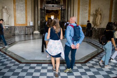 Paris, Fransa - 08 Eylül 2022 Dünyanın en büyük müzesi Louvre, sanat için ikonik bir yer, ziyaretçiler mermer heykellere ve usta resimlere hayran olmak için koridorlarda dolaşıyorlar.