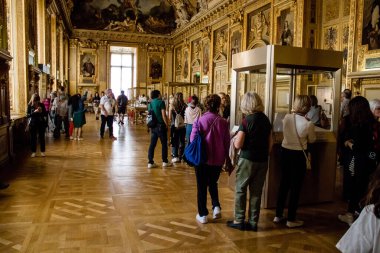 Paris, Fransa - 08 Eylül 2022 Dünyanın en büyük müzesi Louvre, sanat için ikonik bir yer, ziyaretçiler mermer heykellere ve usta resimlere hayran olmak için koridorlarda dolaşıyorlar.