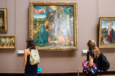 Paris, Fransa - 08 Eylül 2022 Dünyanın en büyük müzesi Louvre, sanat için ikonik bir yer, ziyaretçiler mermer heykellere ve usta resimlere hayran olmak için koridorlarda dolaşıyorlar.