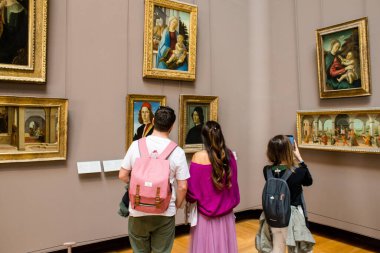 Paris, Fransa - 08 Eylül 2022 Dünyanın en büyük müzesi Louvre, sanat için ikonik bir yer, ziyaretçiler mermer heykellere ve usta resimlere hayran olmak için koridorlarda dolaşıyorlar.