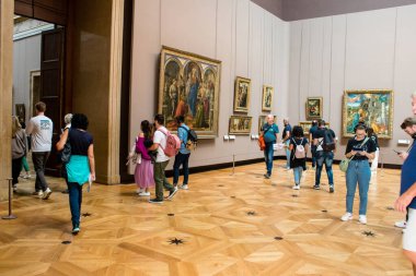 Paris, Fransa - 08 Eylül 2022 Dünyanın en büyük müzesi Louvre, sanat için ikonik bir yer, ziyaretçiler mermer heykellere ve usta resimlere hayran olmak için koridorlarda dolaşıyorlar.