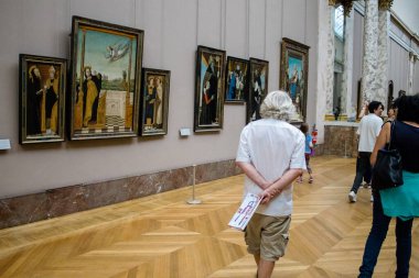 Paris, Fransa - 08 Eylül 2022 Dünyanın en büyük müzesi Louvre, sanat için ikonik bir yer, ziyaretçiler mermer heykellere ve usta resimlere hayran olmak için koridorlarda dolaşıyorlar.