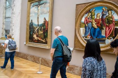 Paris, Fransa - 08 Eylül 2022 Dünyanın en büyük müzesi Louvre, sanat için ikonik bir yer, ziyaretçiler mermer heykellere ve usta resimlere hayran olmak için koridorlarda dolaşıyorlar.