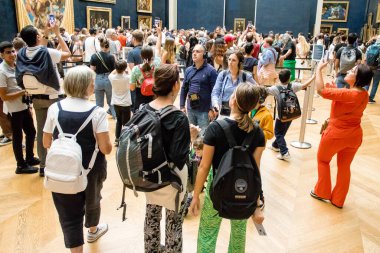 Paris, Fransa - 08 Eylül 2022 Dünyanın en büyük müzesi Louvre, sanat için ikonik bir yer, ziyaretçiler mermer heykellere ve usta resimlere hayran olmak için koridorlarda dolaşıyorlar.