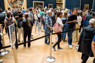 Paris, Fransa - 08 Eylül 2022 Dünyanın en büyük müzesi Louvre, sanat için ikonik bir yer, ziyaretçiler mermer heykellere ve usta resimlere hayran olmak için koridorlarda dolaşıyorlar.