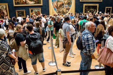 Paris, Fransa - 08 Eylül 2022 Dünyanın en büyük müzesi Louvre, sanat için ikonik bir yer, ziyaretçiler mermer heykellere ve usta resimlere hayran olmak için koridorlarda dolaşıyorlar.