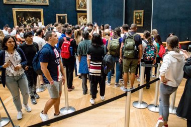 Paris, Fransa - 08 Eylül 2022 Dünyanın en büyük müzesi Louvre, sanat için ikonik bir yer, ziyaretçiler mermer heykellere ve usta resimlere hayran olmak için koridorlarda dolaşıyorlar.