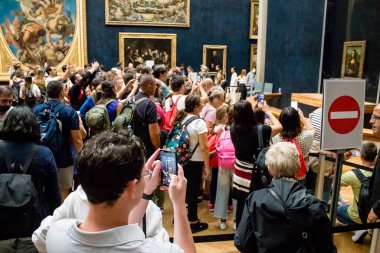 Paris, Fransa - 08 Eylül 2022 Dünyanın en büyük müzesi Louvre, sanat için ikonik bir yer, ziyaretçiler mermer heykellere ve usta resimlere hayran olmak için koridorlarda dolaşıyorlar.