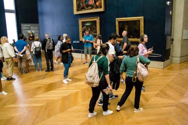 Paris, Fransa - 08 Eylül 2022 Dünyanın en büyük müzesi Louvre, sanat için ikonik bir yer, ziyaretçiler mermer heykellere ve usta resimlere hayran olmak için koridorlarda dolaşıyorlar.