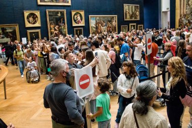 Paris, Fransa - 08 Eylül 2022 Dünyanın en büyük müzesi Louvre, sanat için ikonik bir yer, ziyaretçiler mermer heykellere ve usta resimlere hayran olmak için koridorlarda dolaşıyorlar.
