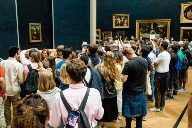 Paris, Fransa - 08 Eylül 2022 Dünyanın en büyük müzesi Louvre, sanat için ikonik bir yer, ziyaretçiler mermer heykellere ve usta resimlere hayran olmak için koridorlarda dolaşıyorlar.