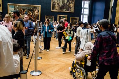 Paris, Fransa - 08 Eylül 2022 Dünyanın en büyük müzesi Louvre, sanat için ikonik bir yer, ziyaretçiler mermer heykellere ve usta resimlere hayran olmak için koridorlarda dolaşıyorlar.