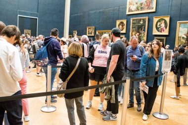 Paris, Fransa - 08 Eylül 2022 Dünyanın en büyük müzesi Louvre, sanat için ikonik bir yer, ziyaretçiler mermer heykellere ve usta resimlere hayran olmak için koridorlarda dolaşıyorlar.