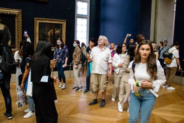 Paris, Fransa - 08 Eylül 2022 Dünyanın en büyük müzesi Louvre, sanat için ikonik bir yer, ziyaretçiler mermer heykellere ve usta resimlere hayran olmak için koridorlarda dolaşıyorlar.