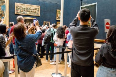 Paris, Fransa - 08 Eylül 2022 Dünyanın en büyük müzesi Louvre, sanat için ikonik bir yer, ziyaretçiler mermer heykellere ve usta resimlere hayran olmak için koridorlarda dolaşıyorlar.