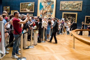 Paris, Fransa - 08 Eylül 2022 Dünyanın en büyük müzesi Louvre, sanat için ikonik bir yer, ziyaretçiler mermer heykellere ve usta resimlere hayran olmak için koridorlarda dolaşıyorlar.