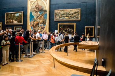 Paris, Fransa - 08 Eylül 2022 Dünyanın en büyük müzesi Louvre, sanat için ikonik bir yer, ziyaretçiler mermer heykellere ve usta resimlere hayran olmak için koridorlarda dolaşıyorlar.