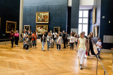 Paris, Fransa - 08 Eylül 2022 Dünyanın en büyük müzesi Louvre, sanat için ikonik bir yer, ziyaretçiler mermer heykellere ve usta resimlere hayran olmak için koridorlarda dolaşıyorlar.