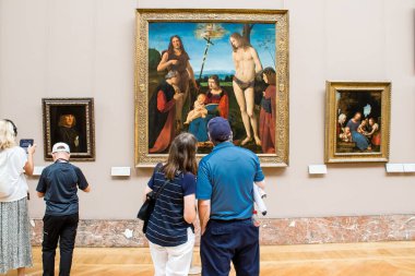 Paris, Fransa - 08 Eylül 2022 Dünyanın en büyük müzesi Louvre, sanat için ikonik bir yer, ziyaretçiler mermer heykellere ve usta resimlere hayran olmak için koridorlarda dolaşıyorlar.