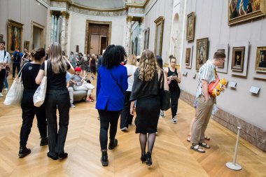 Paris, Fransa - 08 Eylül 2022 Dünyanın en büyük müzesi Louvre, sanat için ikonik bir yer, ziyaretçiler mermer heykellere ve usta resimlere hayran olmak için koridorlarda dolaşıyorlar.
