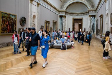 Paris, Fransa - 08 Eylül 2022 Dünyanın en büyük müzesi Louvre, sanat için ikonik bir yer, ziyaretçiler mermer heykellere ve usta resimlere hayran olmak için koridorlarda dolaşıyorlar.