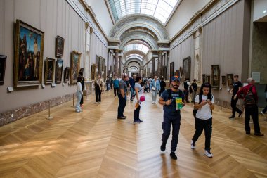 Paris, Fransa - 08 Eylül 2022 Dünyanın en büyük müzesi Louvre, sanat için ikonik bir yer, ziyaretçiler mermer heykellere ve usta resimlere hayran olmak için koridorlarda dolaşıyorlar.