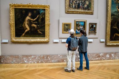 Paris, Fransa - 08 Eylül 2022 Dünyanın en büyük müzesi Louvre, sanat için ikonik bir yer, ziyaretçiler mermer heykellere ve usta resimlere hayran olmak için koridorlarda dolaşıyorlar.