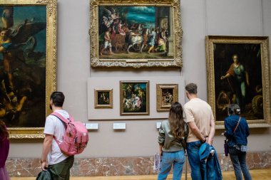 Paris, Fransa - 08 Eylül 2022 Dünyanın en büyük müzesi Louvre, sanat için ikonik bir yer, ziyaretçiler mermer heykellere ve usta resimlere hayran olmak için koridorlarda dolaşıyorlar.