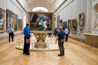 Paris, Fransa - 08 Eylül 2022 Dünyanın en büyük müzesi Louvre, sanat için ikonik bir yer, ziyaretçiler mermer heykellere ve usta resimlere hayran olmak için koridorlarda dolaşıyorlar.