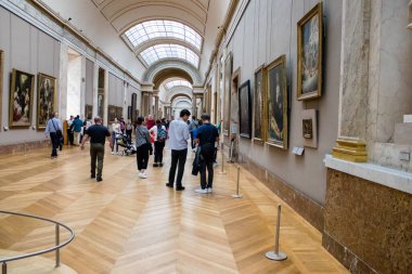 Paris, Fransa - 08 Eylül 2022 Dünyanın en büyük müzesi Louvre, sanat için ikonik bir yer, ziyaretçiler mermer heykellere ve usta resimlere hayran olmak için koridorlarda dolaşıyorlar.
