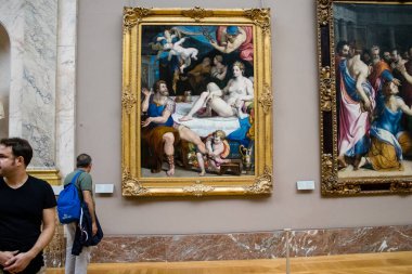 Paris, Fransa - 08 Eylül 2022 Dünyanın en büyük müzesi Louvre, sanat için ikonik bir yer, ziyaretçiler mermer heykellere ve usta resimlere hayran olmak için koridorlarda dolaşıyorlar.
